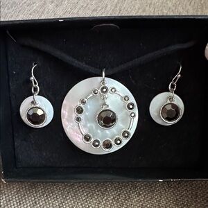 Elegant Silver and Black with Mother of Pearl backs Jewelry Set 8.5"